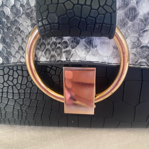 BRAND NEW CLUTCH OR CROSSBODY Imitation bag! Never been used! So Classy! - Picture 10 of 10